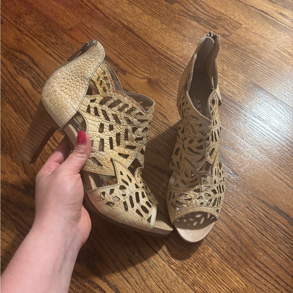 L'Artiste by Spring Step |‎ Amora Pump Bootie Lasercut Back Zipper Beige 38/8